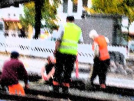 Uutissirkuksen vaali- ja hapansilakka-asiantuntija Uolevi Ahosen teos "Suomella tai ainakin kaupungilla töissä" on myytävänä toimituksessamme. Klikkaa kuvaa, niin näet tarkemmat tiedot.