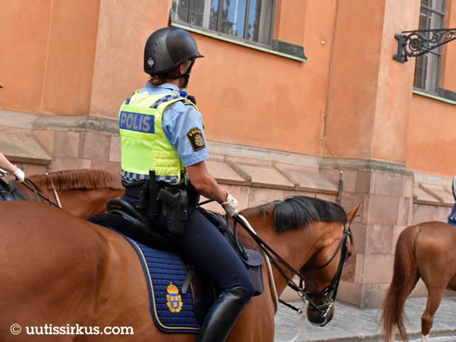 Polis med sin häst i Gamla Stan i Stockholm