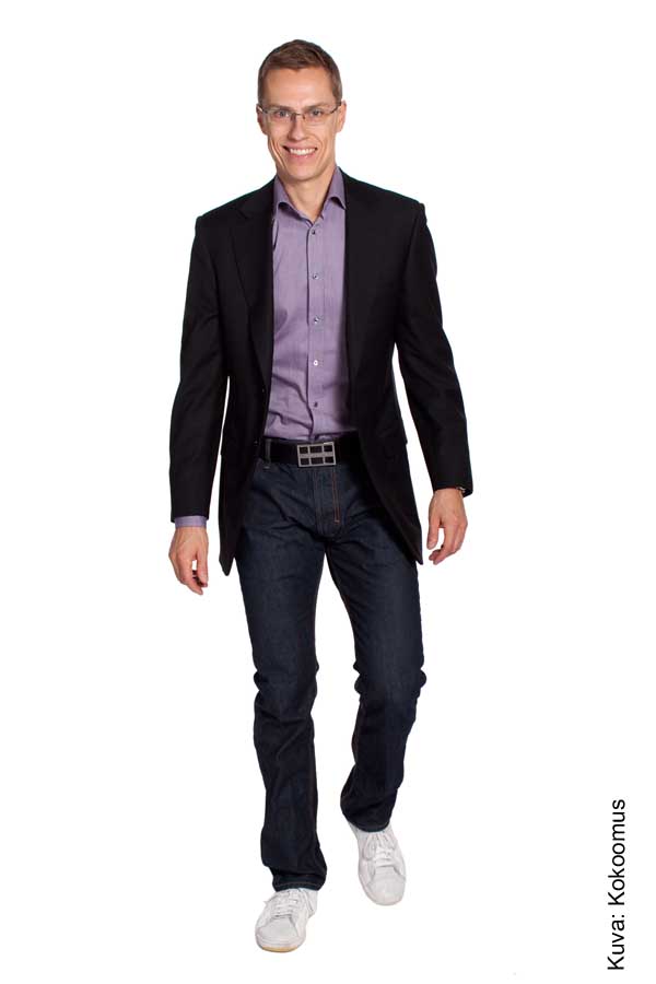 Kokoomuksen lehdistökuvasta käy ilmi epäonnistuneiden selfie-otosten syy: tuoreella puoluejohtajalla on kaksi kyynärpäätä mutta vain yksi pää. 