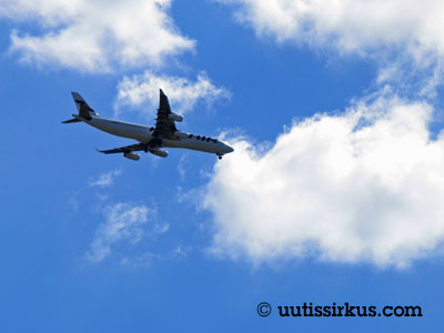 Finnairin lentokone laskeutuu pilvien katveessa