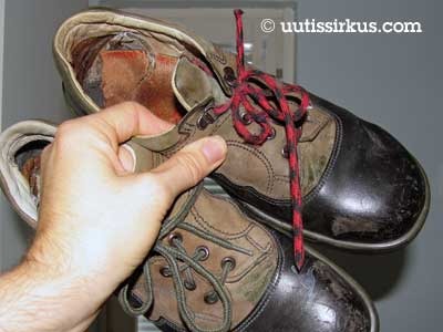 kuluneet ja monen jalkahien polttamat työkengät