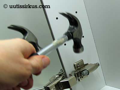 pelikaappi, käsi ja vasara