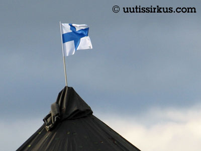 puolijoukkueteltan katolla liehuu Suomen lippu