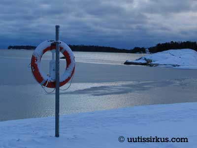 pelastusrengas telineessään hyisen veden äärellä