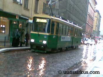 raitiovaunu pysäkillä sateessa