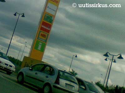 ABC:n mainospylväs parkkipaikalla