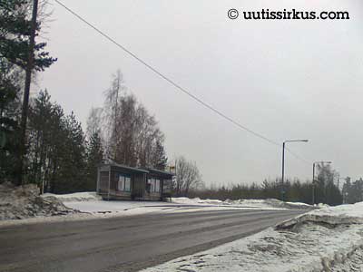 sohjoa ja harmaata taivasta bussipysäkillä