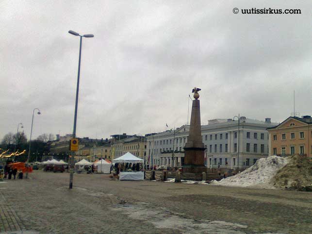 tyhjähkö Kauppatori ja Helsingin kaupungintalo