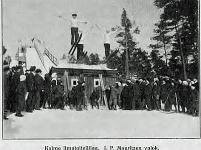 Kolme ilmataiteilijaa mäkihypyssä Viipurin Papulanmäessä, kuva I.P.Mouritzen, v. 1914, Suomen matkailulehti 1.4.1914 / Kansalliskirjasto