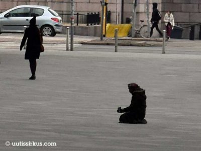kerjäläinen lähes tyhjällä aukiolla