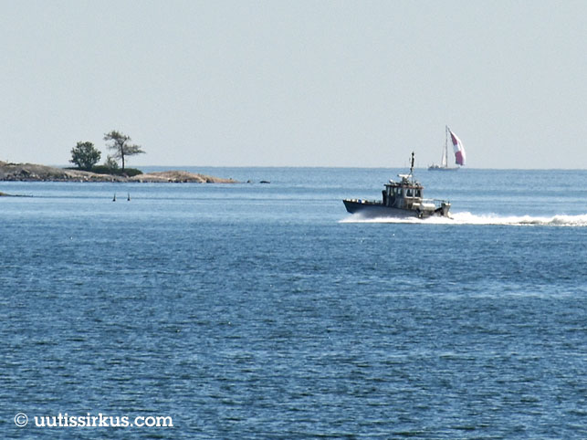 purjevene menee vasemmalle, moottorivene oikealle