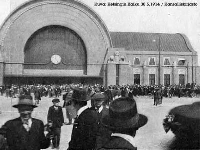Viipurin asematalon kello näyttää 11.25 ja ihmiset parveilevat rakennuksen edessä. Kuva Helsingin Kaiku, 30.05.1914