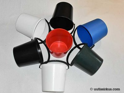 seitsemän muoviämpäriä kukkamaisena kuviona valkeaa taustaa vasten