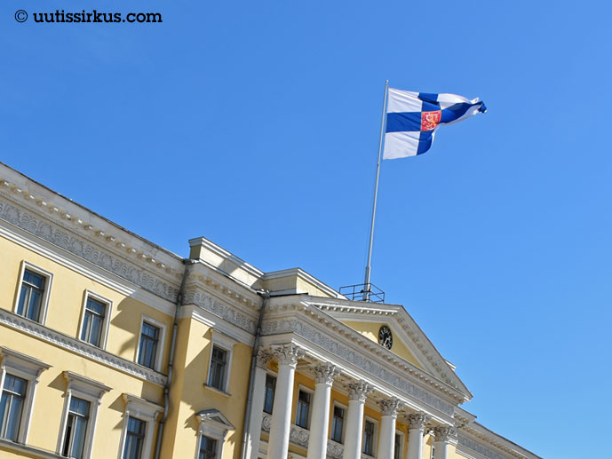 Lippu liehuu valtioneuvoston linnan katolla