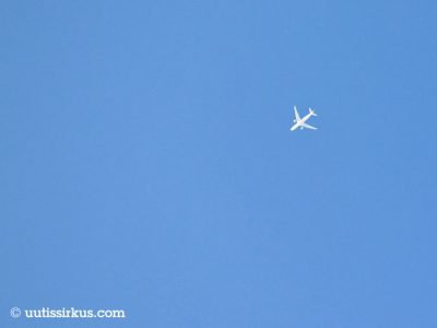 lentokone lentää korkealla sinisellä taivaalla