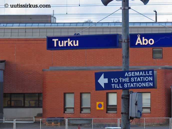 asemalle-kyltti Turun rautatieasemalla. Kyltin yläpuolella laituriopaste Turku, Åbo