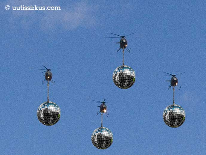 neljä lähestyvää helikopteria sinitaivasta vasten, koptereista roikkuvat suurikokoiset diskopallot