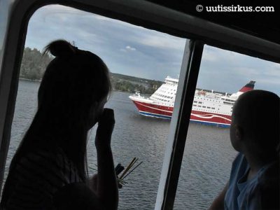 tyttö ja poika tuijottelevat hytiin ikkunasta näkyvää laivaa