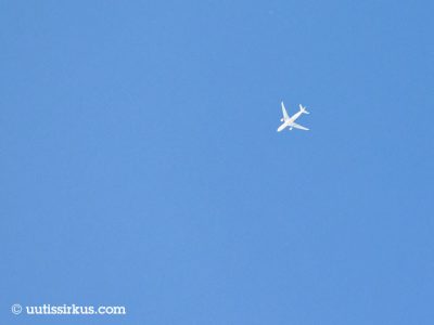 matkustajakone lentää korkealla taivaalla