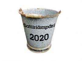 Satiiriämpäri 2020 -teksti pilkullisen metalliämpärin kyljessä