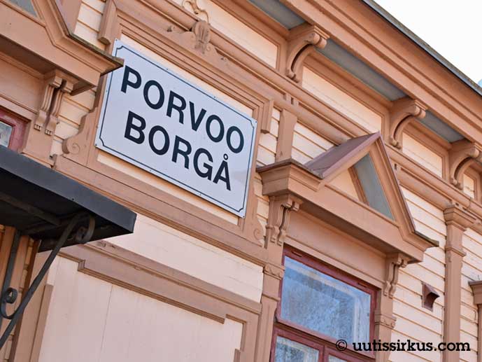 Porvoo - Borgå -teksti Porvoon rautatieasemalla
