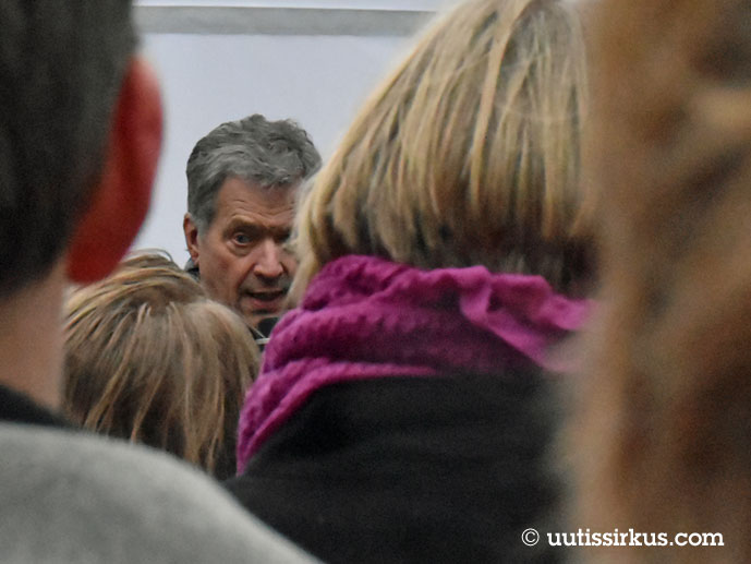 Sauli Niinistö väkijoukon keskellä kampanjatilaisuudessaan vuonna 2018