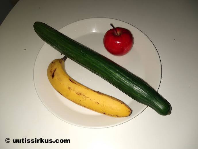 lautasella omena, kurkku ja banaani