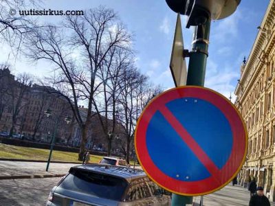 keväisellä Espalla pysäköinti kielletty -merkin taakse pysäköity auto