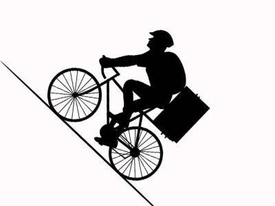 piirroskuva: mies puskee pyörällä ylämäkeen, tarakalla lähetin ruokaboksi