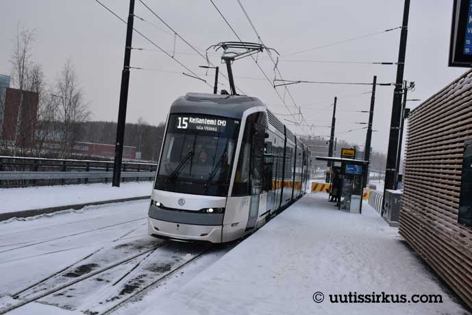 Raide-Jokeri eli raitiovaunu 15 saapuu lumisateessa Itäkeskuksen päätepysäkille