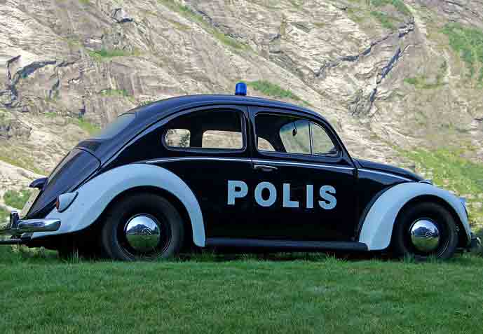 Kuplavolkkari-poliisiauto, jonka kyljessä tkesti "Polis"