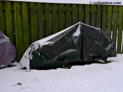 kuormapyörä lumessa pressun alla