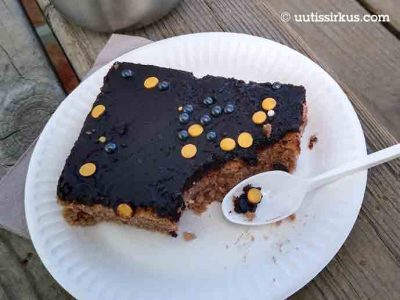 mokkaruutu ja kertakäyttölusikka pahvilautasella