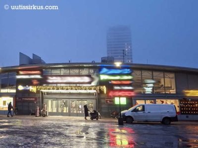 valkea pakettiauto seisoo kosteankylmässä sumuisessa iltasäässä Columbus-kauppakeskuksen edessä, edustalla sohjonsekaista jäätä