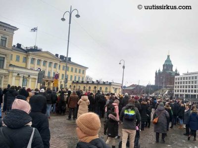 presidentinlinna syyssäässä, sen edessä suuri ihmisjoukko tuijottelemassa linnaan päin