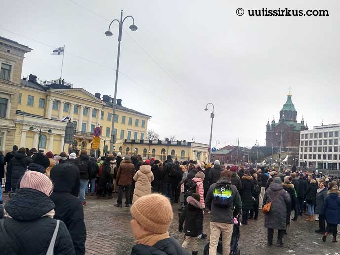 presidentinlinna syyssäässä, sen edessä suuri ihmisjoukko tuijottelemassa linnaan päin