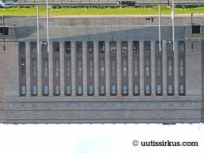 eduskuntatalo ylösalaisin