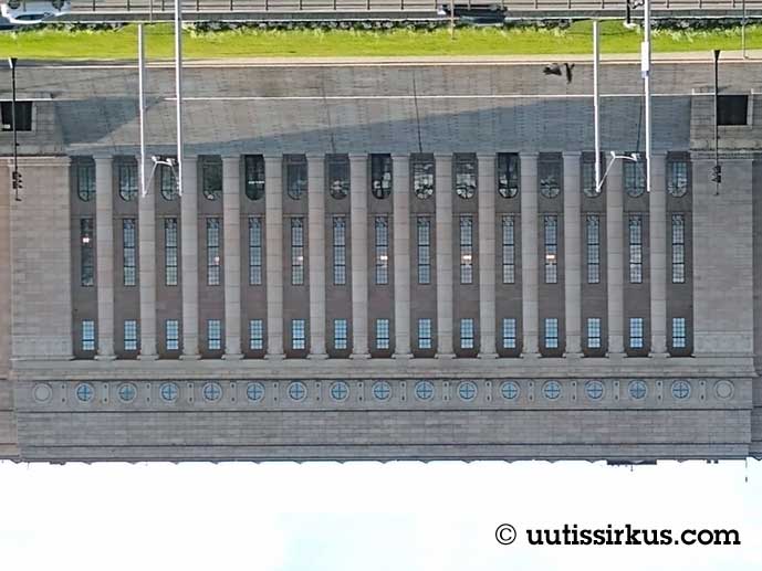 eduskuntatalo ylösalaisin