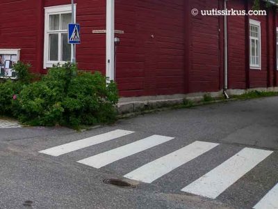 suojatie punamullalla maalatun puutalon edustalla