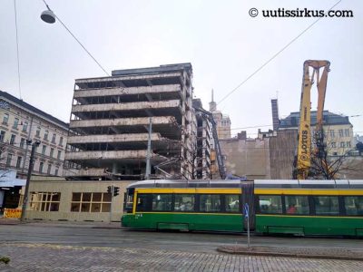 Raitiovaunu numero 6 etenee Mannerheimintiellä lähellä Kalevankadun kulmaa, taustalla purkutyömaa Mannerheimintie 14, jossa toimistotaloa puretaan Signe-uudisrakennuksen tieltä keväällä 2024