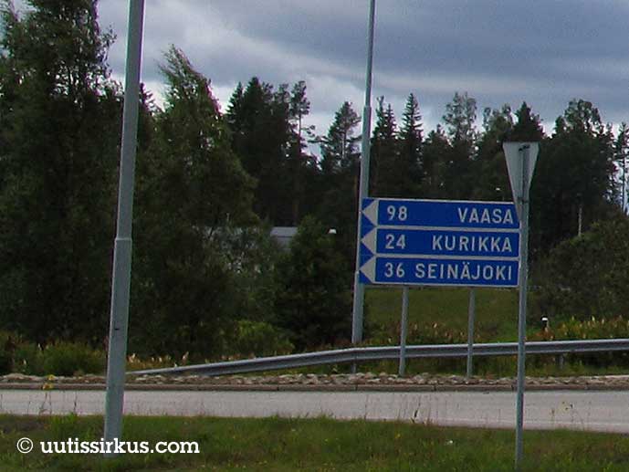 Opasteviitta tien varreessa Jalasjärvellä: Vaasa 98, Kurikka 24, Seinäjoki 36