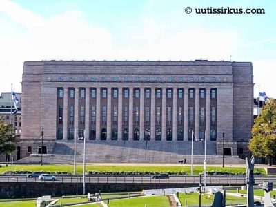 Eduskuntatalo syjsyisessä auringonpaisteessa