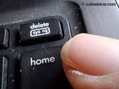 sormi tietokoneen näppäimistöllä, sormen vieressä delete- ja home-näppäimet