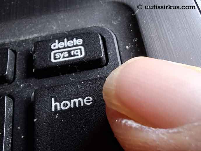 sormi tietokoneen näppäimistöllä, sormen vieressä delete- ja home-näppäimet
