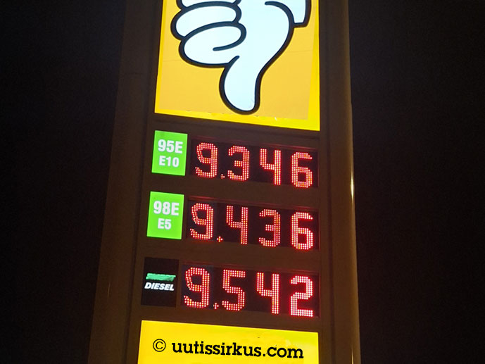 liikenneaseman mainospylväs, jossa alaspäin osoittava peukalo ja litrahinnat 95E 9,346 euroa, 98E 9,436 euroa ja diesel 9,542 euroa